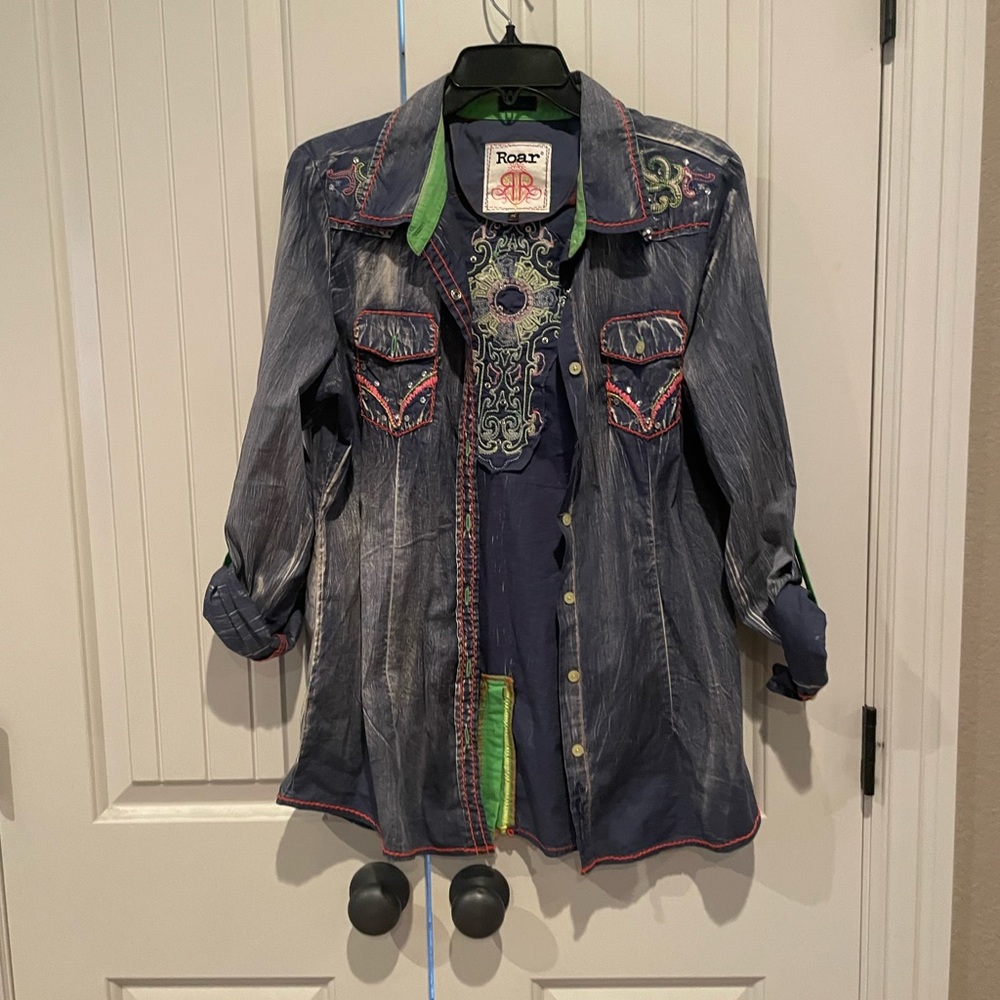 Roar RR long sleeve embossed button up extra large